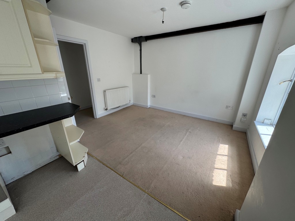 Lot: 101 - ONE-BEDROOM FLAT CLOSE TO TOWN CENTRE - Living room area
